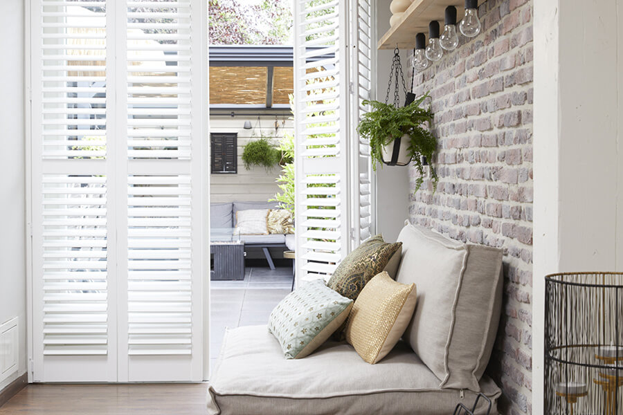 Landelijk interieur met witte shutters