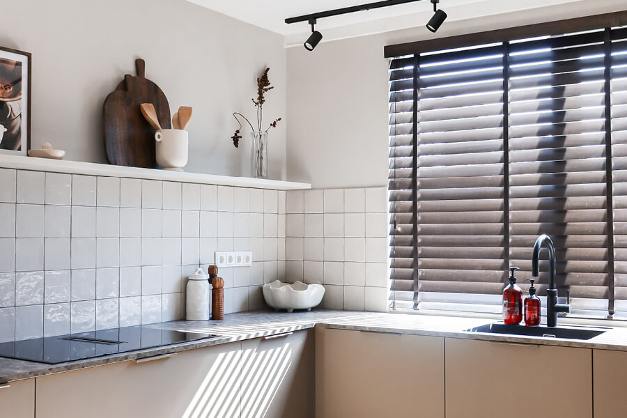 Raamdecoratie schoonmaken in de keuken