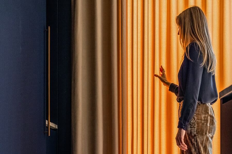 Gekleurde raambekleding schoonmaken